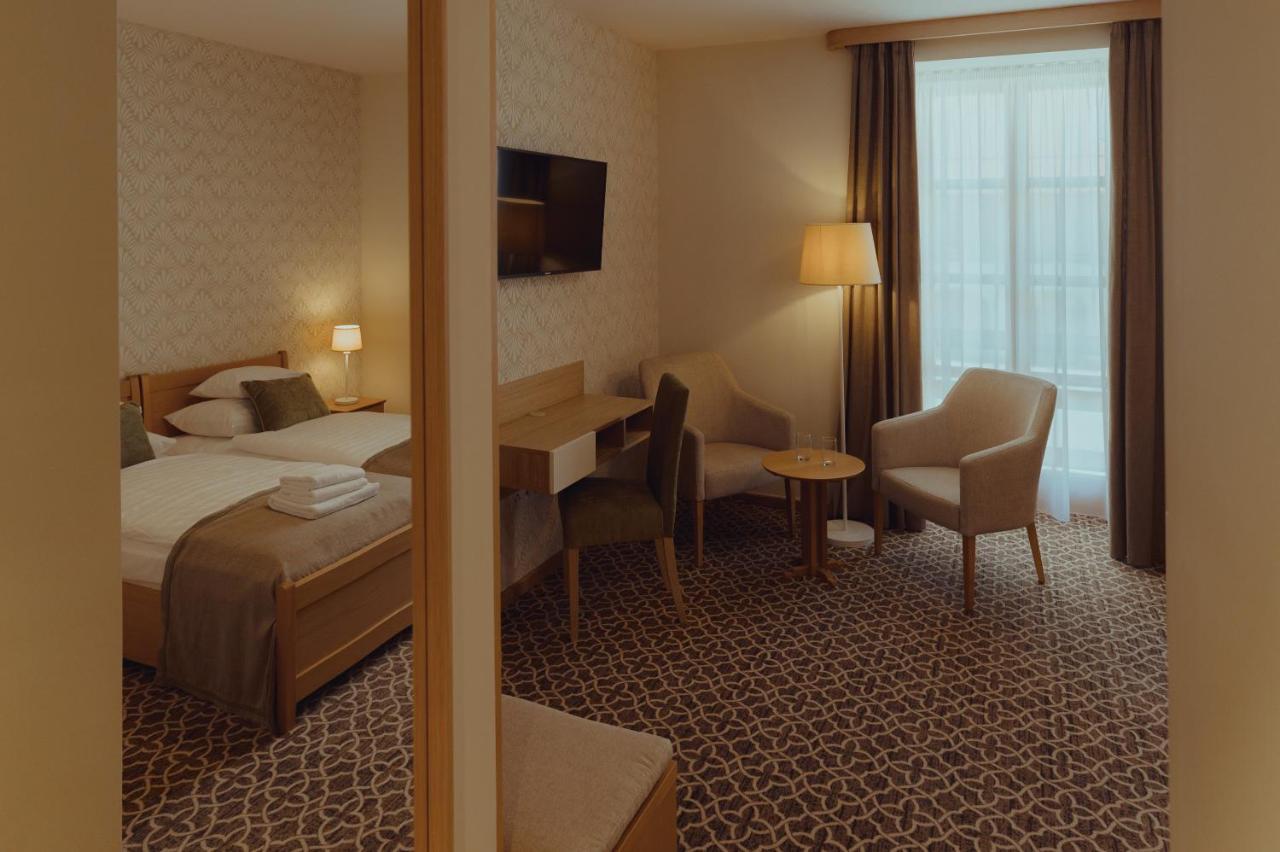 Brigaderos Hotel Brigadir Borsi Экстерьер фото
