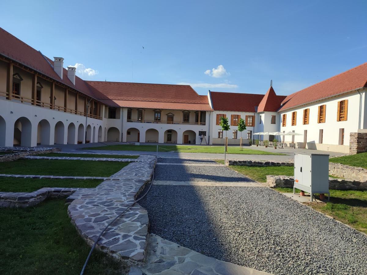 Brigaderos Hotel Brigadir Borsi Экстерьер фото