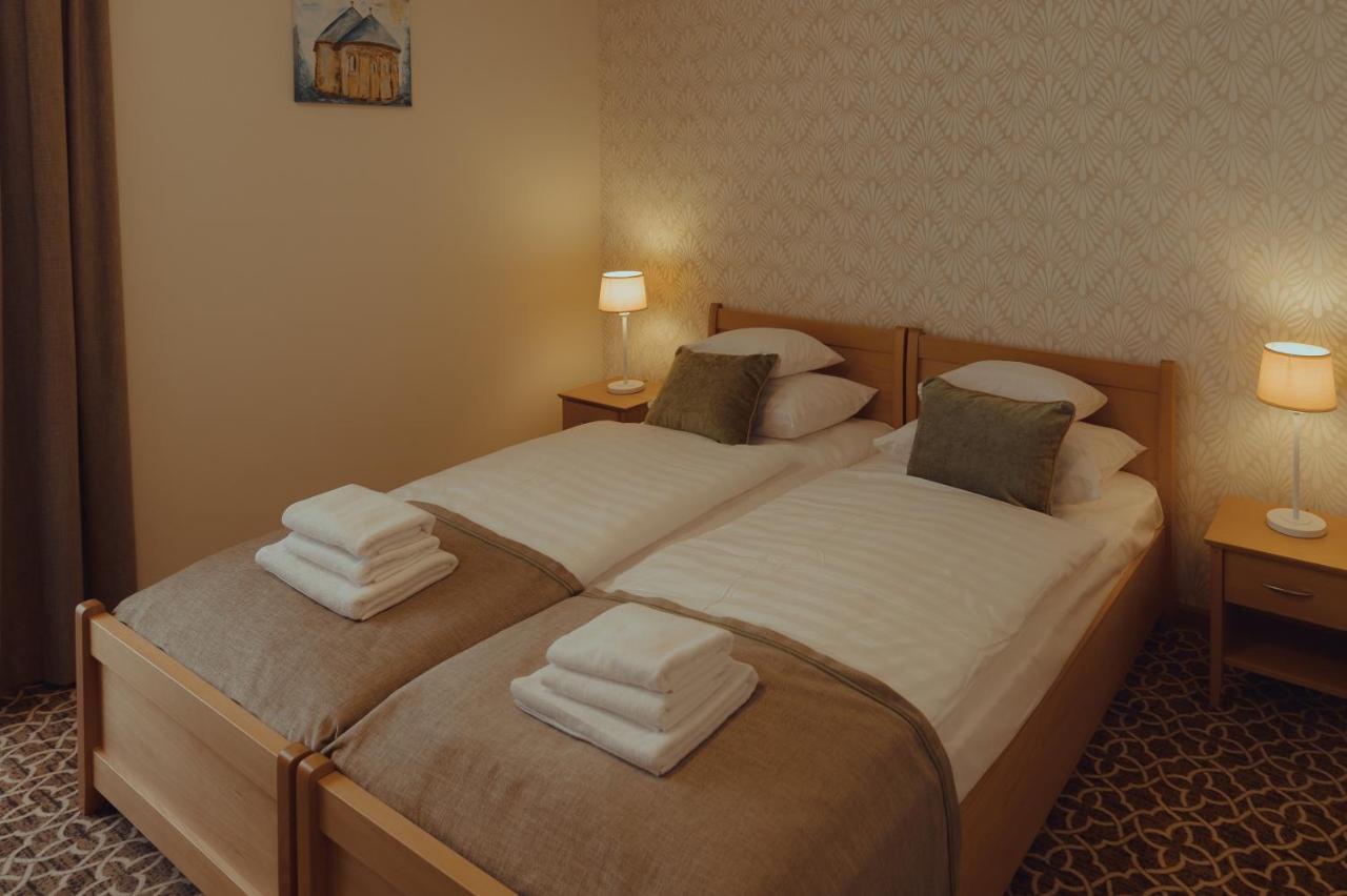 Brigaderos Hotel Brigadir Borsi Экстерьер фото